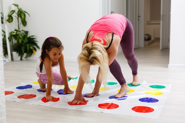 enfant fille et mère jouant ensemble à la maison