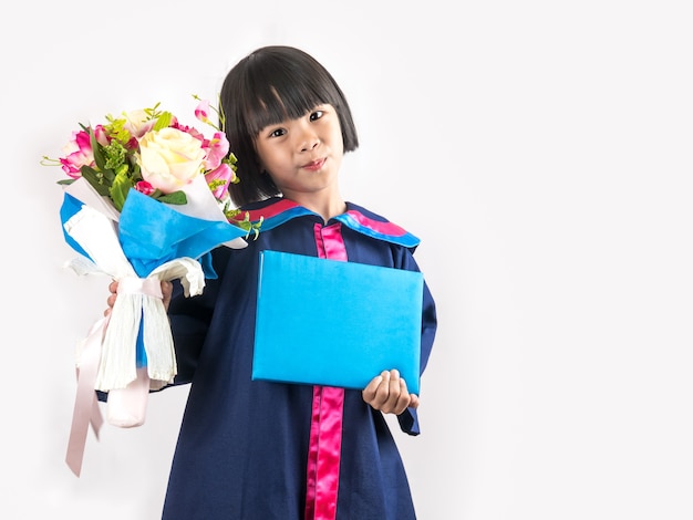 Enfant fille mignonne sur la robe de graducate de la maternelle