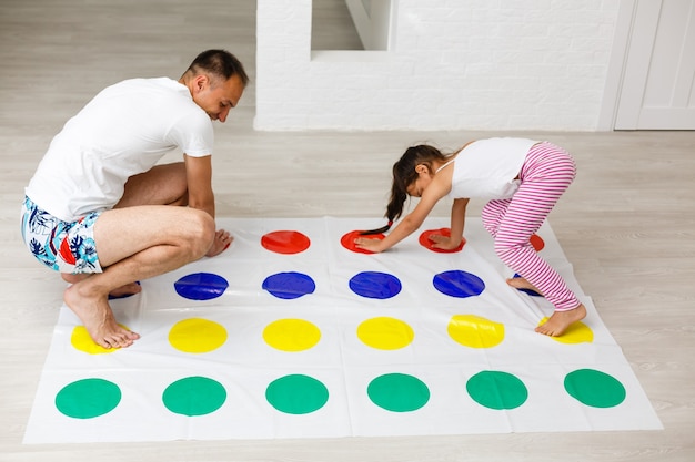 enfant fille et père jouant ensemble à la maison