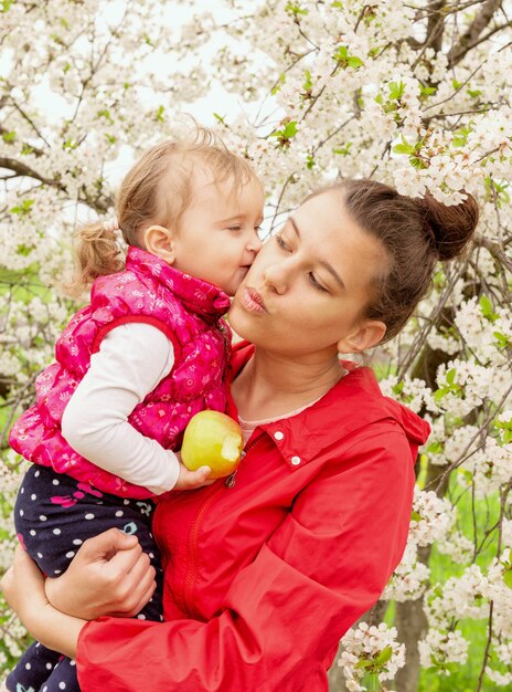 Un enfant et une fille s'embrassent