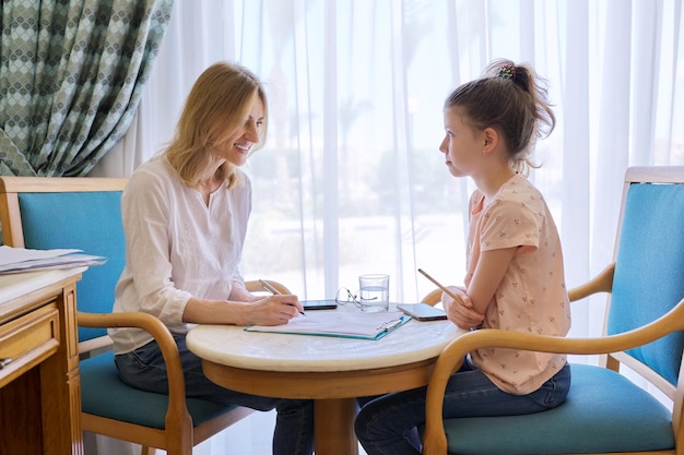 Enfant fille à la session avec le psychologue de l'école de travailleur social au bureau