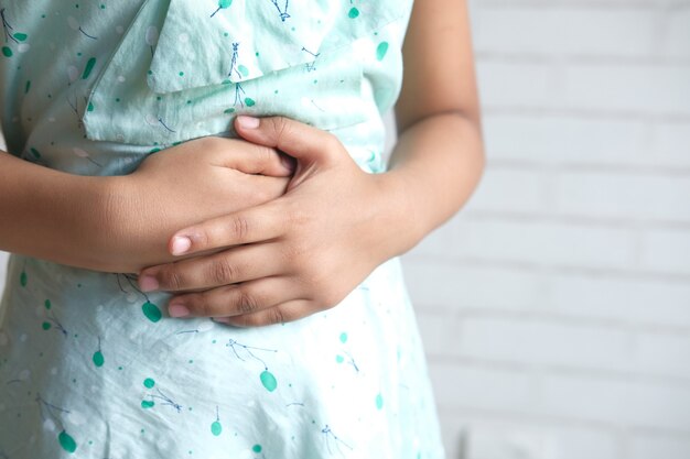 Enfant fille souffrant de douleurs à l'estomac bouchent