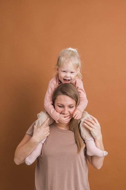 Enfant fille sourde avec implant cochléaire étudiant pour entendre des sons et s'amuser avec la récupération de la mère après la chirurgie de l'implant cochléaire et le concept de réadaptation