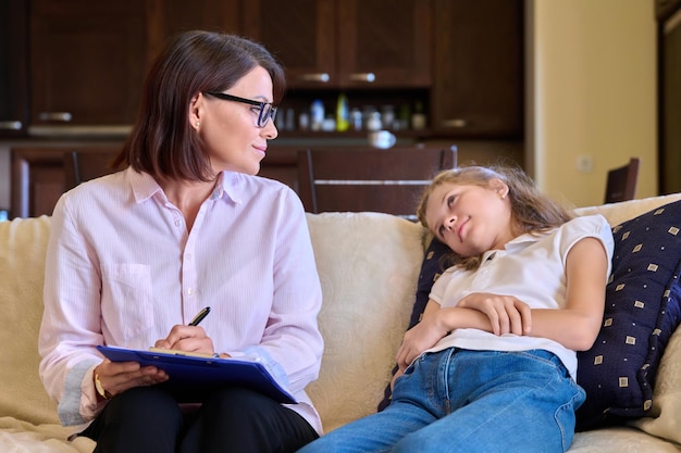 Enfant fille souriante positive et enseignante psychologue à la session