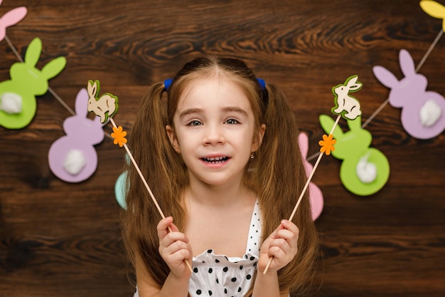 Enfant fille tenant une figurine de lapin