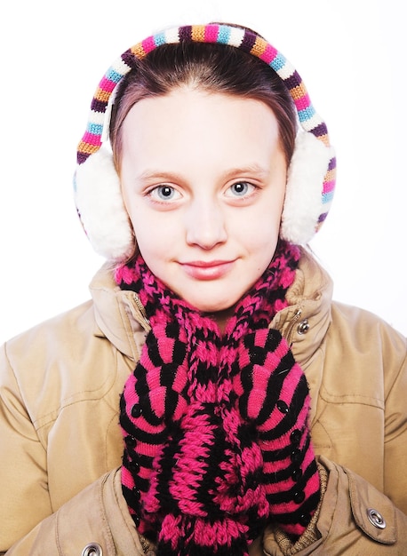 Enfant fille avec des vêtements d'hiver