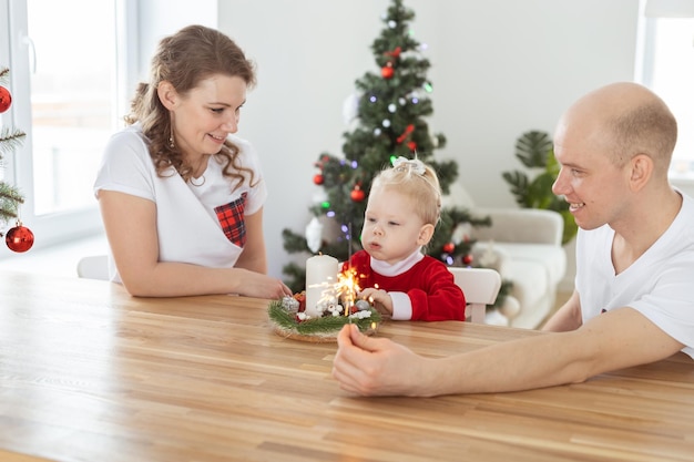 Enfant fille vêtue d'une robe de noël avec des implants cochléaires s'amusant à la maison diversité et aide auditive et technologies innovantes pour le traitement de la surdité