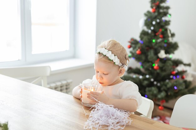 Enfant fille vêtue d'une robe de noël avec des implants cochléaires s'amusant à la maison diversité et heari