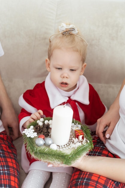 Enfant fille vêtue d'une robe de noël avec des implants cochléaires s'amusant à la maison diversité et heari