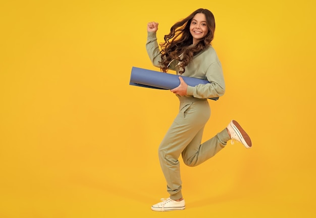 Enfant fille vêtue d'un uniforme de sport Enfant dans un costume de sport chic et élégant à capuche avec capuche tenir le yoga