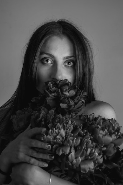 Enfant avec des fleurs photo noir et blanc