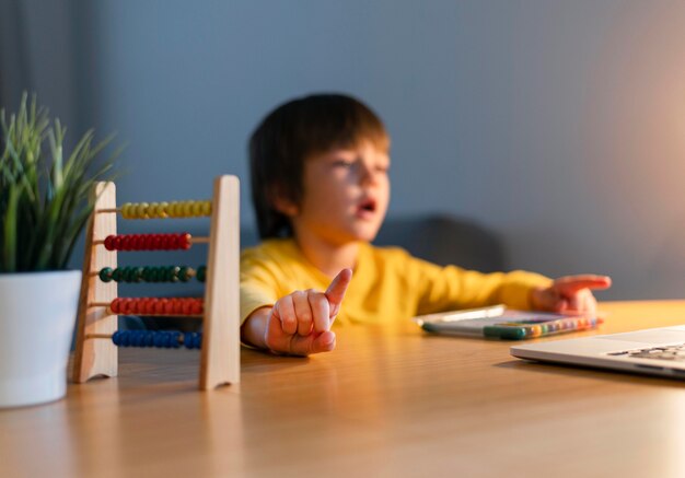 Photo enfant flou prenant des cours virtuels