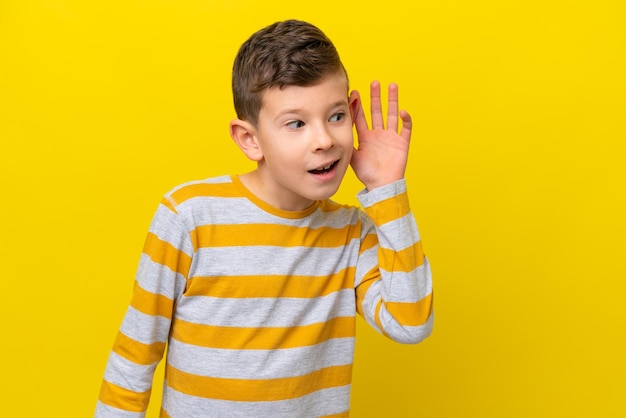 enfant sur fond isolé