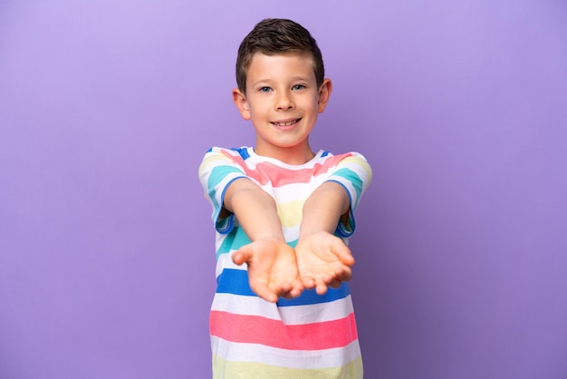 enfant sur fond isolé