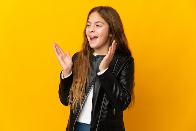 Enfant sur fond jaune isolé avec une expression faciale surprise