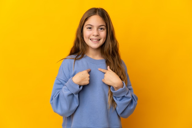 Enfant sur fond jaune isolé avec une expression faciale surprise