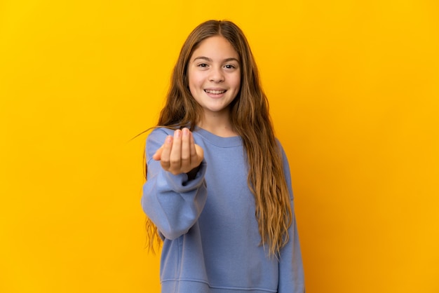 Enfant sur fond jaune isolé invitant à venir avec la main. Heureux que tu sois venu