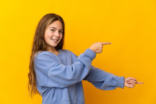 Enfant sur fond jaune isolé