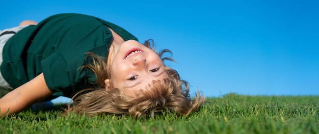 Enfant sur fond nature printemps bannière photo horizontale pour la conception d'en-tête de site web sweet happy chil