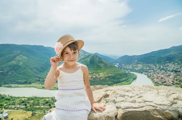 Enfant Sur Le Fond Des Vues De La Géorgie