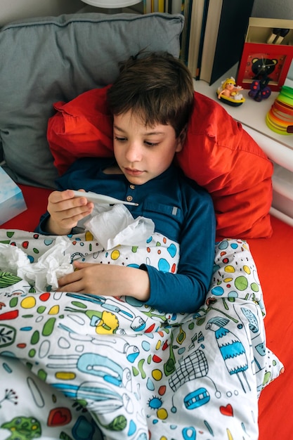 Enfant froid regardant le thermomètre