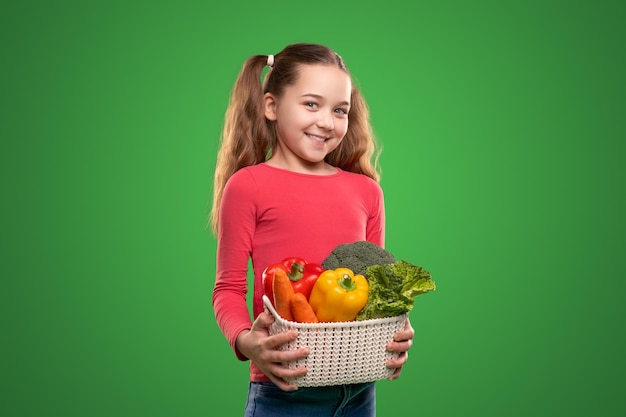 Enfant gai avec des légumes assortis