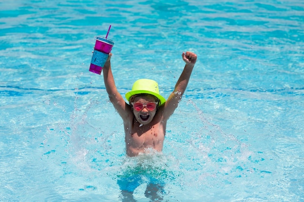 Enfant garçon dans la piscine avec cocktail les enfants nagent pendant les vacances d'été plage mer et eau plaisir été