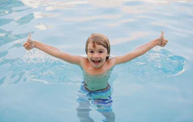 Enfant garçon dans la piscine jouant dans l'eau Vacances et voyageant avec des enfants Les enfants jouent à l'extérieur en été