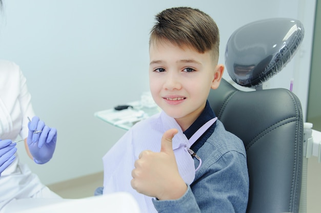 Un enfant garçon avec un dentiste dans un cabinet dentaire