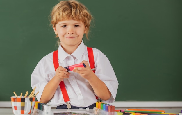 Enfant garçon à l'école dessine avec des peintures enfants artiste créativité enfance apprentissage enfants compétences artistiques