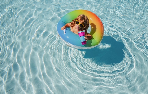 Enfant garçon d'été dans la piscine sur l'anneau de cercle en caoutchouc gonflable Week-end ou vacances pour enfants d'été