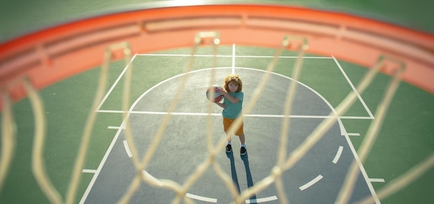 Enfant garçon exercice de basket-ball mode de vie sain des enfants vie saine active pour les enfants