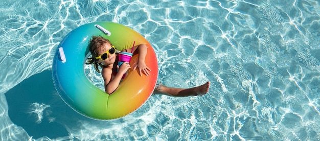 Enfant garçon insouciant le week-end d'été Activités d'été ou aventure au parc aquatique Bannière pour l'espace de copie d'en-tête de conception