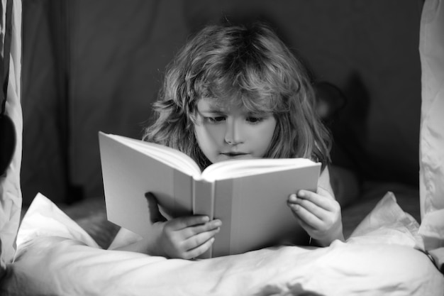Enfant garçon lecture livre Close up portrait of kids reading story Dreaming enfant lire des histoires au coucher f