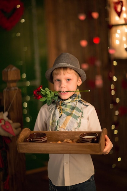 Enfant garçon rose dans sa bouche concept de la Saint-Valentin