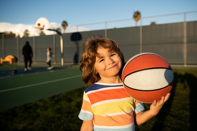 Enfant garçon se préparant au basket-ball meilleur sport pour les enfants