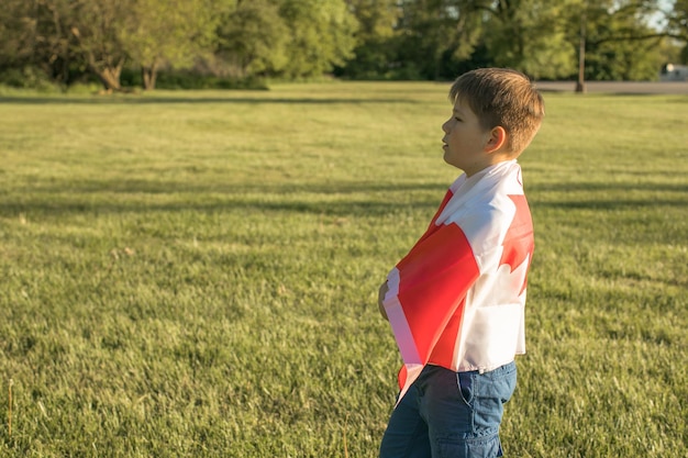 Photo enfant garçon tenant le drapeau du canada fête nationale canadienne 1er juillet