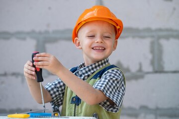 Enfant Garçon Tord Le Boulon Avec Un Tournevis Enfant Réparateur