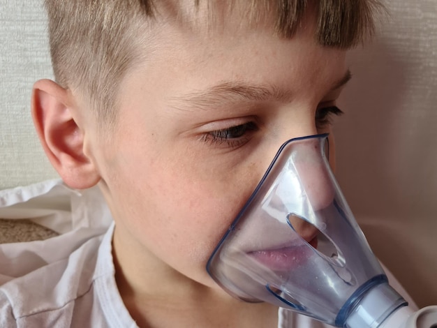 L'enfant garde un masque à oxygène ou d'inhalation à la maison