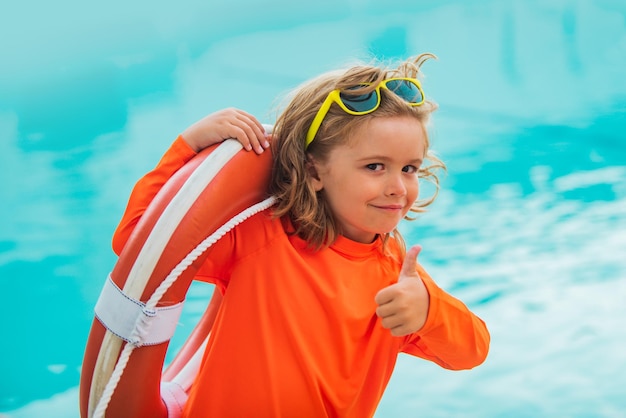 Enfant de garde sûr. Enfant drôle sur la plage.