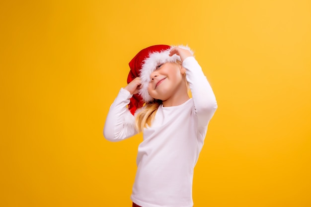 enfant, girl, Santa, chapeau, tenue, noël, balle, jaune, mur