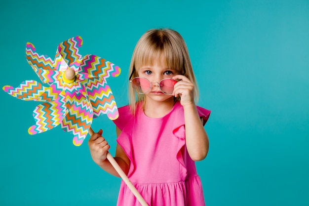 enfant, girl, sourire, lunettes soleil, tenue, moulin vent, bleu, espace