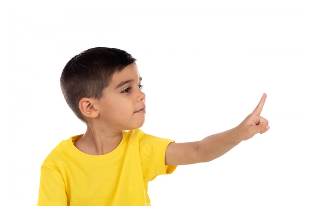 Enfant gitan avec t-shirt jaune pointant avec la main