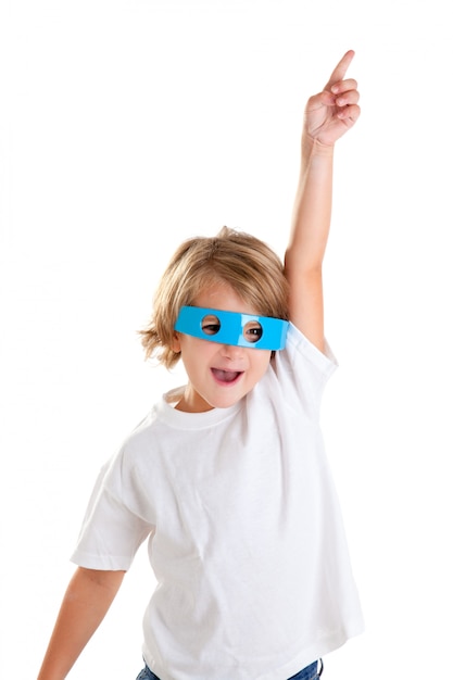 enfant gosse avec lunettes bleu futuristes drôles heureux sur fond blanc