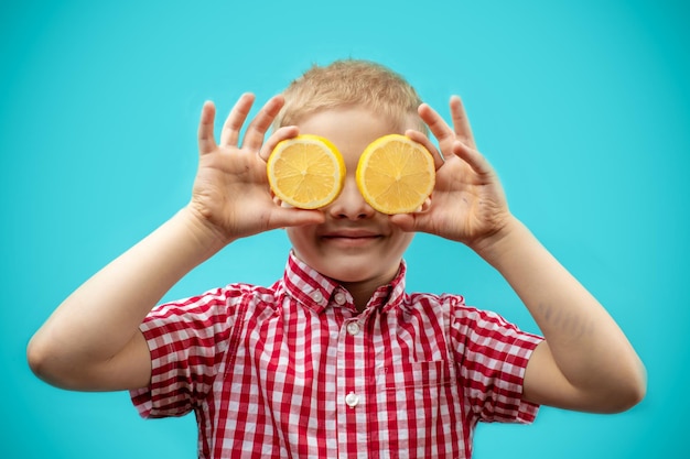 L'enfant goûte le citron La vitamine C est très utile pour les enfants