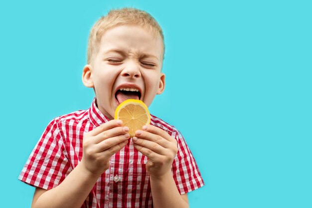 L'enfant goûte le citron La vitamine C est très utile pour les enfants