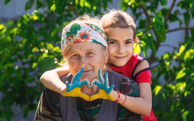 Enfant et grand-mère drapeau dessiné à la main de l'Ukraine Mise au point sélective