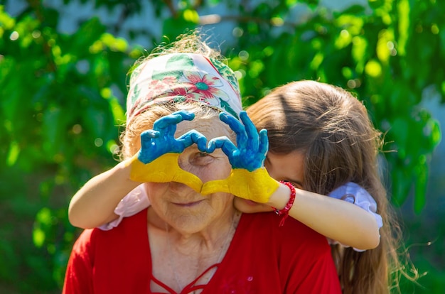 Enfant et grand-mère drapeau dessiné à la main de l'Ukraine Mise au point sélective