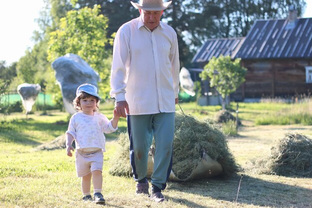 L'enfant et le grand-père ont récolté du foin