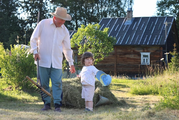 L'enfant et le grand-père ont récolté du foin